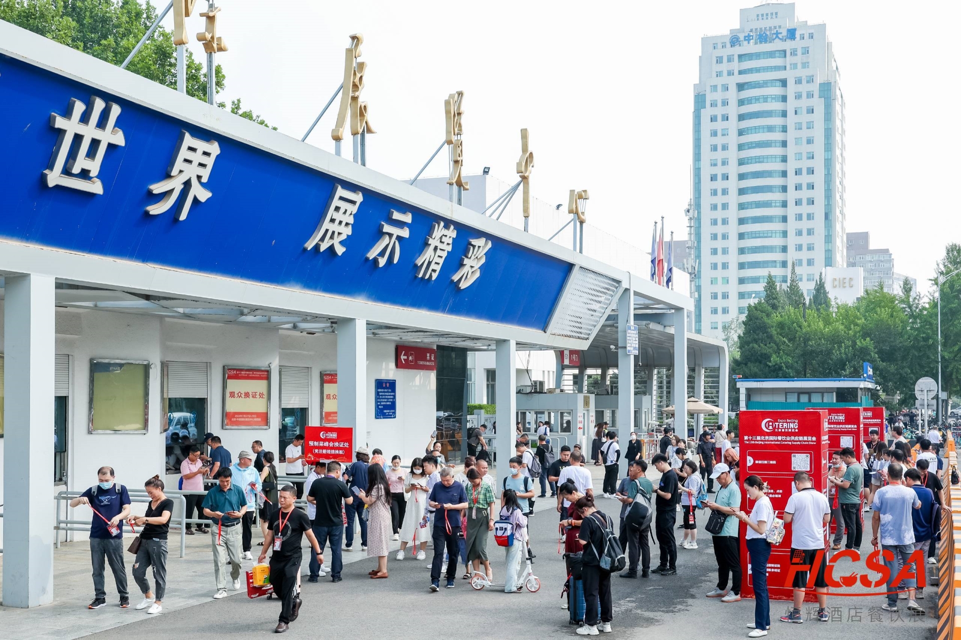 展馆观众.jpg